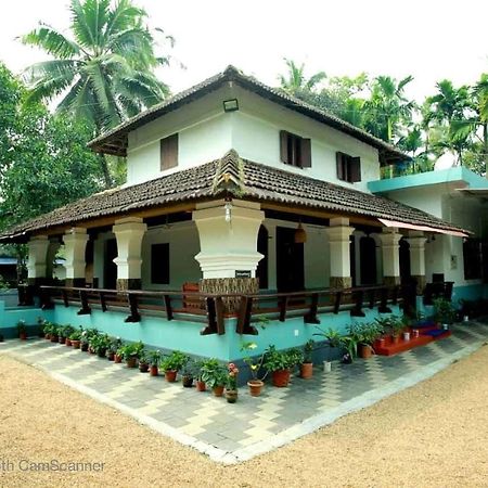 Kenoth Thaliyil Mana, Heritage Homestay Payyannur Buitenkant foto