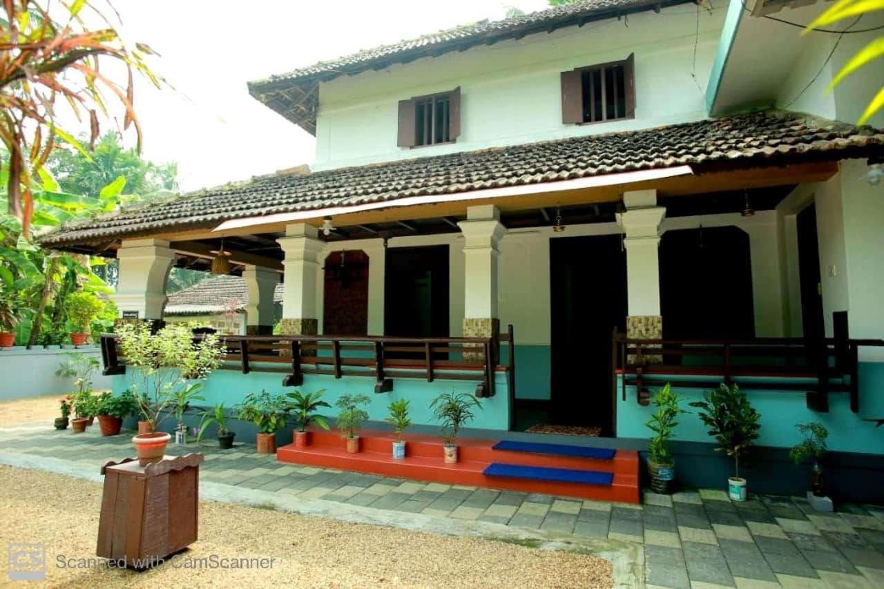 Kenoth Thaliyil Mana, Heritage Homestay Payyannur Buitenkant foto